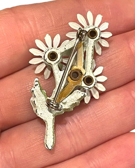 Vintage 1970s lovely enameled daisey metal Brooch