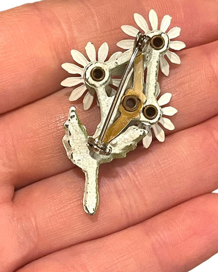 Vintage 1970s lovely enameled daisey metal Brooch