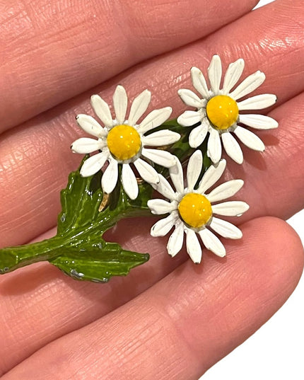 Vintage 1970s lovely enameled daisey metal Brooch