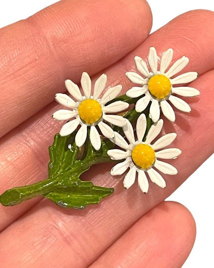 Vintage 1970s lovely enameled daisey metal Brooch