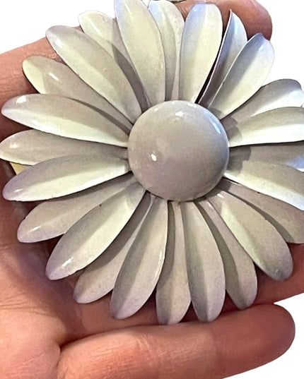 Vintage Off white 1960s Fancy metal Large 3” brooch Daisey flower