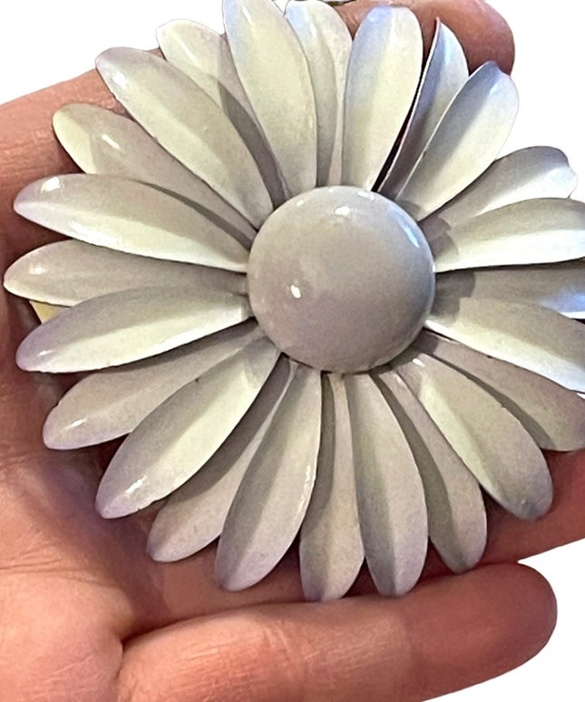 Vintage Off white 1960s Fancy metal Large 3” brooch Daisey flower