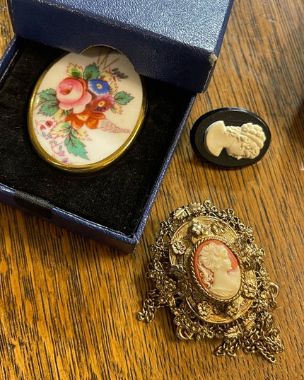 Lot of VINTAGE Fancy Cameos brooches Gold finish resin ceramic