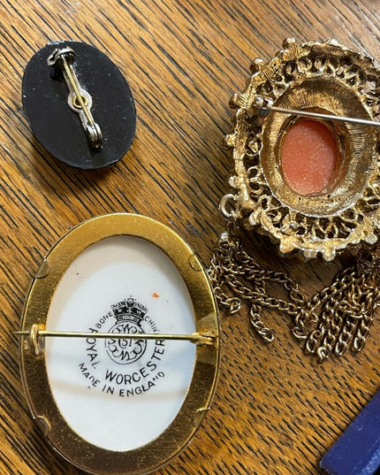 Lot of VINTAGE Fancy Cameos brooches Gold finish resin ceramic
