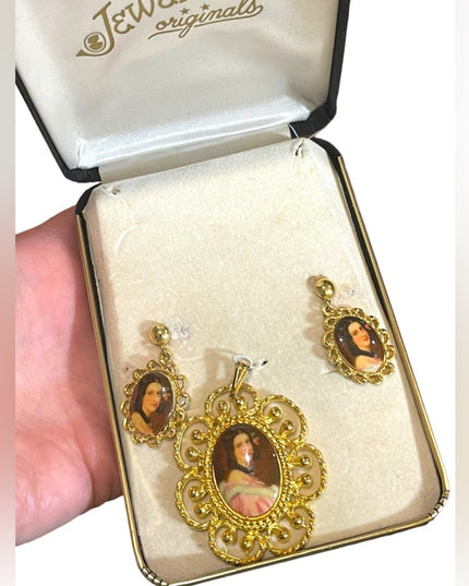 Vintage Jeweline Origionals Cameo ( transfer) Earrings & pendant in orig box
