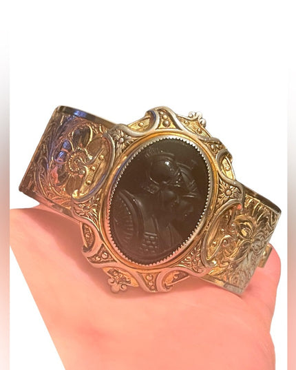 Stunning vintage Gold & silver finish plated flower etched TROJAN Cameo bangle