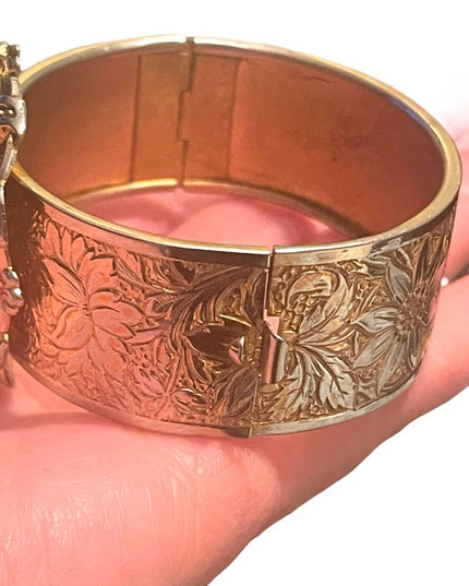 Stunning vintage Gold & silver finish plated flower etched TROJAN Cameo bangle