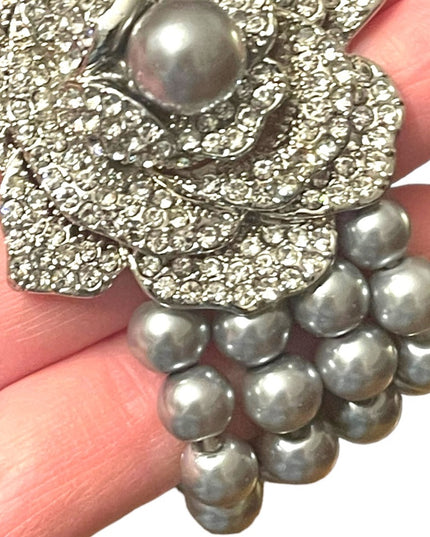 Vintage 1980s High quality faux silver rhinestone pearl stretchy flower bracelet
