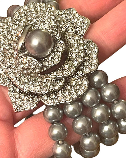 Vintage 1980s High quality faux silver rhinestone pearl stretchy flower bracelet