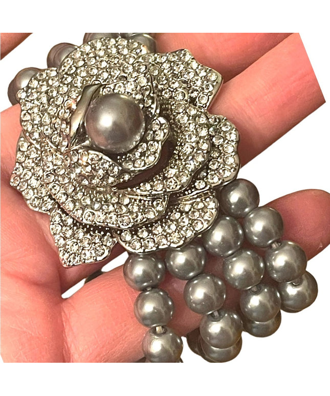 Vintage 1980s High quality faux silver rhinestone pearl stretchy flower bracelet