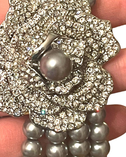 Vintage 1980s High quality faux silver rhinestone pearl stretchy flower bracelet