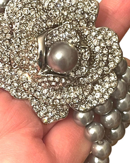 Vintage 1980s High quality faux silver rhinestone pearl stretchy flower bracelet