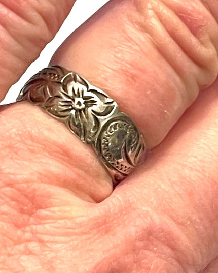 Vintage 1970s Sterling silver 925 flower etched handmade Southwestern band ring