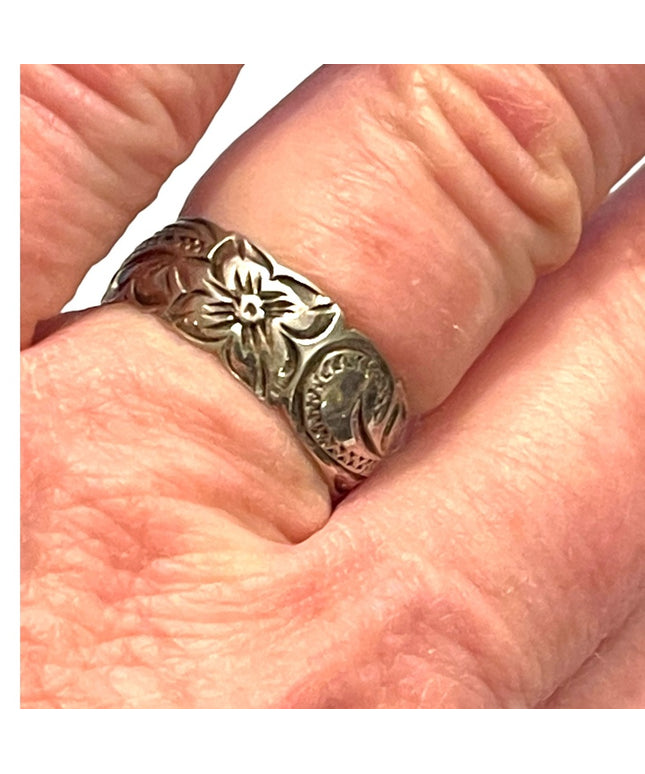 Vintage 1970s Sterling silver 925 flower etched handmade Southwestern band ring