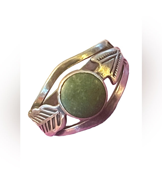 Vintage 1970s Southwestern etched feather 925 Native green turquoise ring