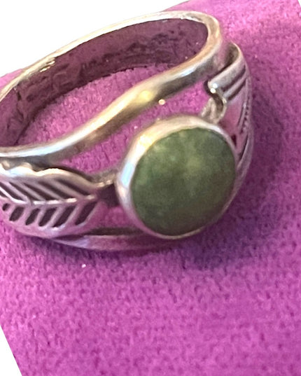 Vintage 1970s Southwestern etched feather 925 Native green turquoise ring