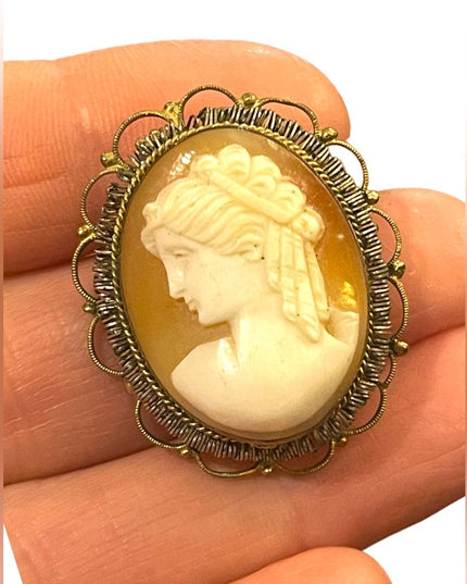 Vintagw 1960s Gold wash rolled wire work edge shell cameo brooch pendant