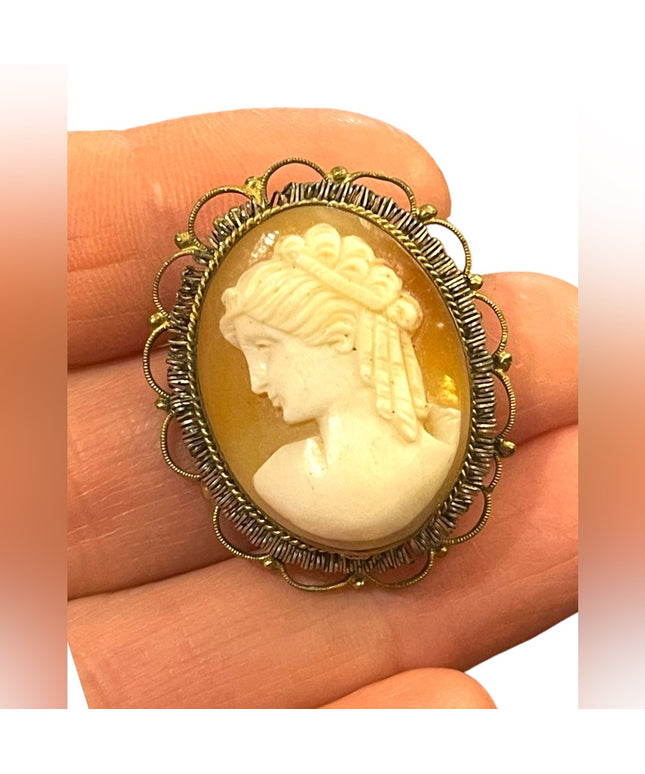Vintagw 1960s Gold wash rolled wire work edge shell cameo brooch pendant