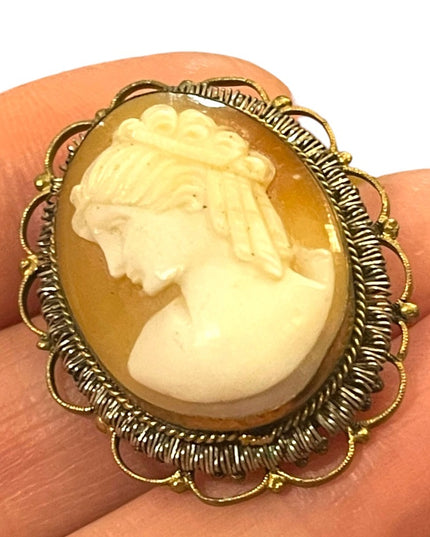Vintagw 1960s Gold wash rolled wire work edge shell cameo brooch pendant