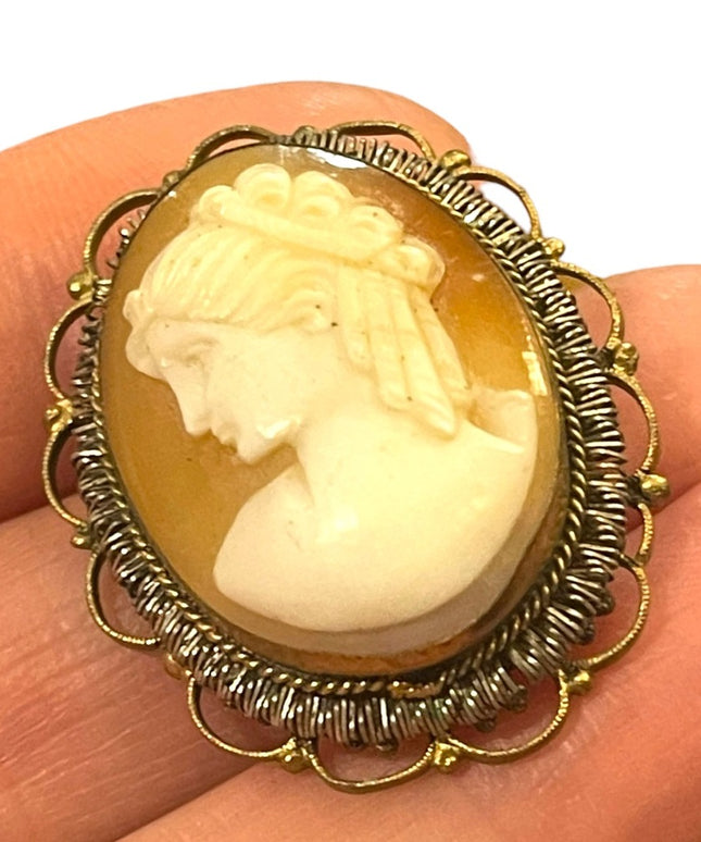 Vintagw 1960s Gold wash rolled wire work edge shell cameo brooch pendant