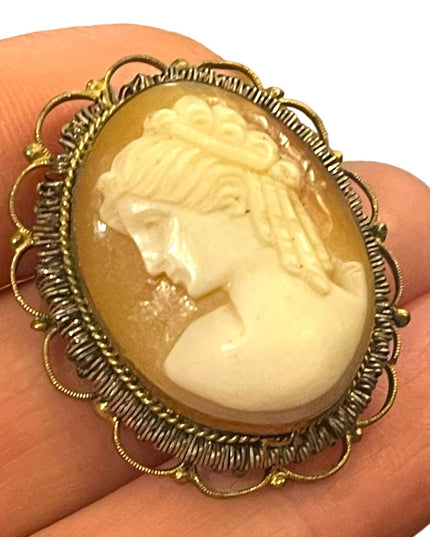 Vintagw 1960s Gold wash rolled wire work edge shell cameo brooch pendant