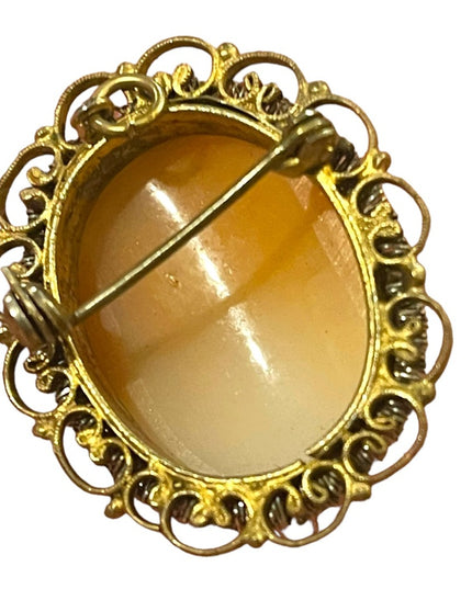 Vintagw 1960s Gold wash rolled wire work edge shell cameo brooch pendant