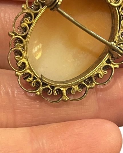 Vintagw 1960s Gold wash rolled wire work edge shell cameo brooch pendant