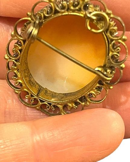 Vintagw 1960s Gold wash rolled wire work edge shell cameo brooch pendant