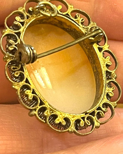 Vintagw 1960s Gold wash rolled wire work edge shell cameo brooch pendant