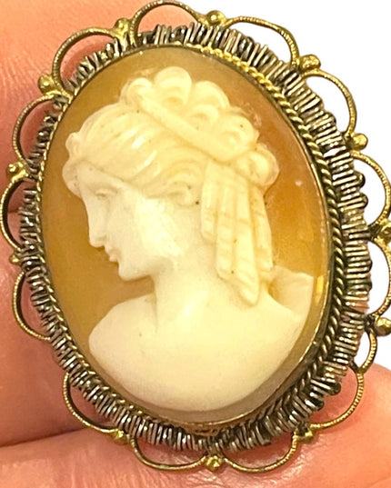 Vintagw 1960s Gold wash rolled wire work edge shell cameo brooch pendant