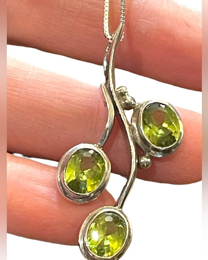 Stunning sterling silver 925 Peridot Southwestern Leaf pendant necklace