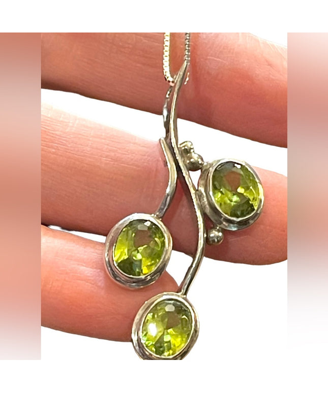 Stunning sterling silver 925 Peridot Southwestern Leaf pendant necklace