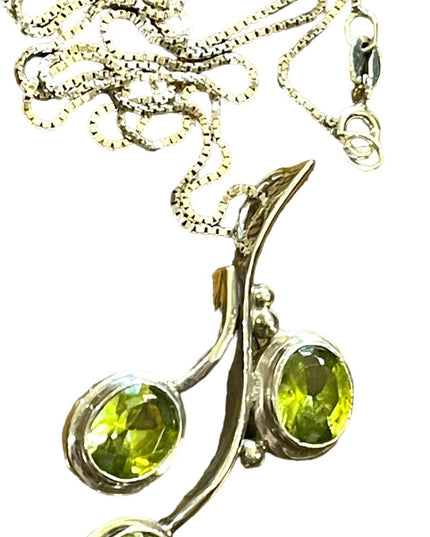 Stunning sterling silver 925 Peridot Southwestern Leaf pendant necklace