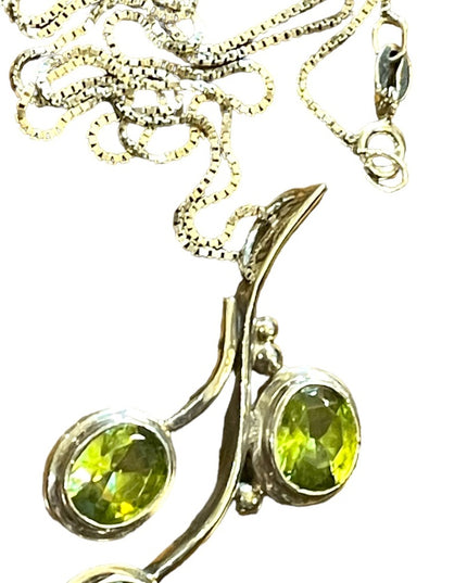 Stunning sterling silver 925 Peridot Southwestern Leaf pendant necklace