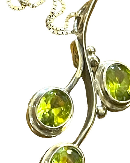 Stunning sterling silver 925 Peridot Southwestern Leaf pendant necklace