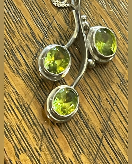 Stunning sterling silver 925 Peridot Southwestern Leaf pendant necklace