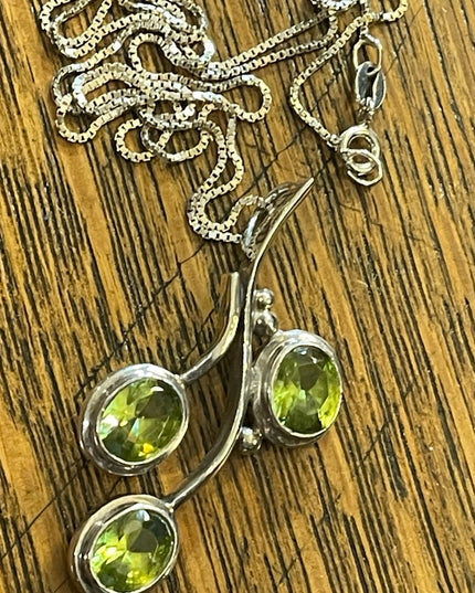 Stunning sterling silver 925 Peridot Southwestern Leaf pendant necklace