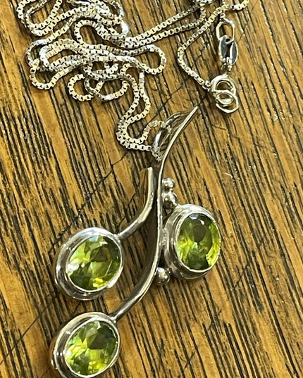 Stunning sterling silver 925 Peridot Southwestern Leaf pendant necklace