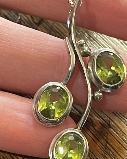 Stunning sterling silver 925 Peridot Southwestern Leaf pendant necklace