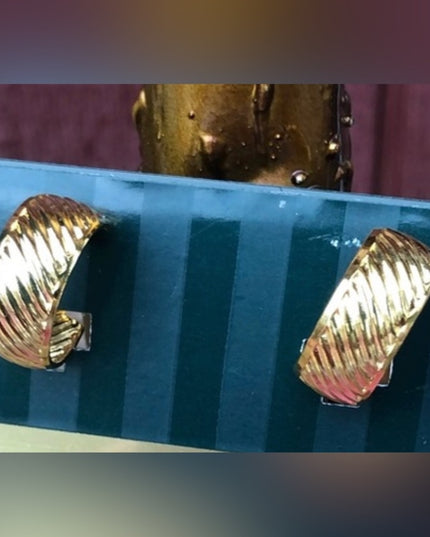 Vintage 1980s Harve Benard Clip on gold earrings