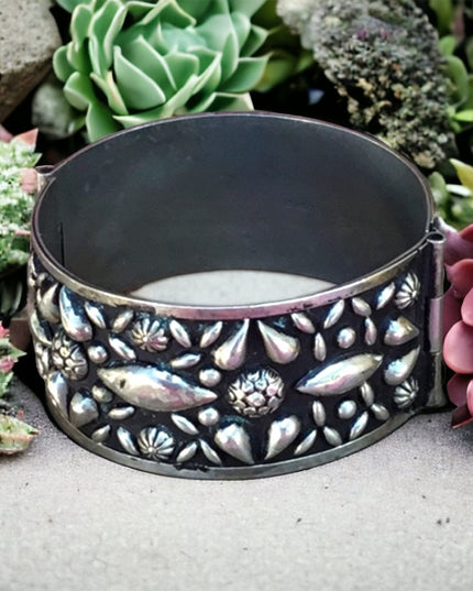 Vintage Mexico Alpaca southwestern syle handmade ornate silver Chunky bangle vg