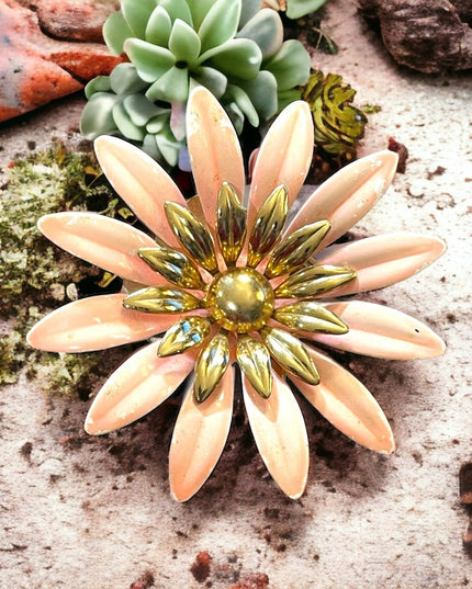 Vintage Sarah Coventry Peach enameled gold finish large flower brooch Daisey