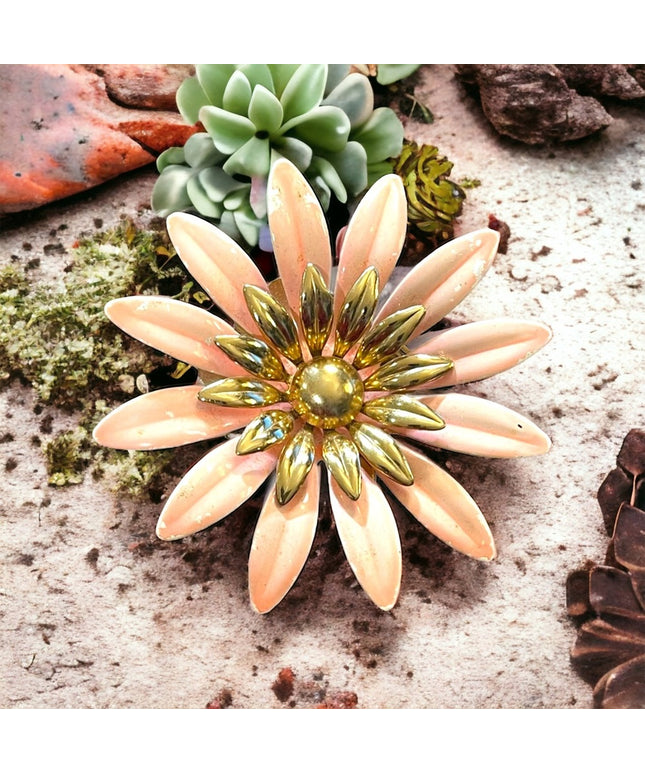 Vintage Sarah Coventry Peach enameled gold finish large flower brooch Daisey