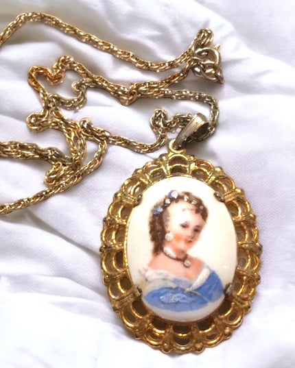Vintage Limoges France pendant Necklace 1.5” Ceramic cameo
