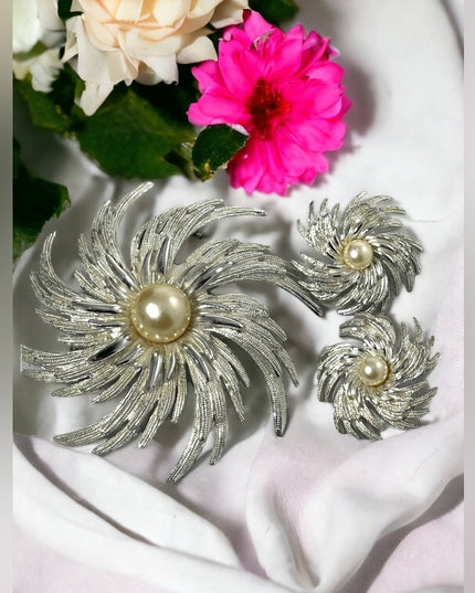 Stunning Vintage Sarah Coventry Starburst LG brooch & earrings SET silver pearl