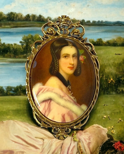 Vinage “ART” Fancy cameo pendant brooch lady in fur coat