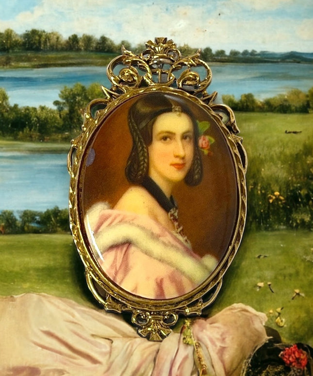 Vinage “ART” Fancy cameo pendant brooch lady in fur coat