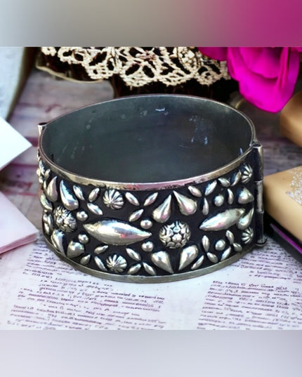 Vintage Mexico Alpaca southwestern syle handmade ornate silver Chunky bangle vg