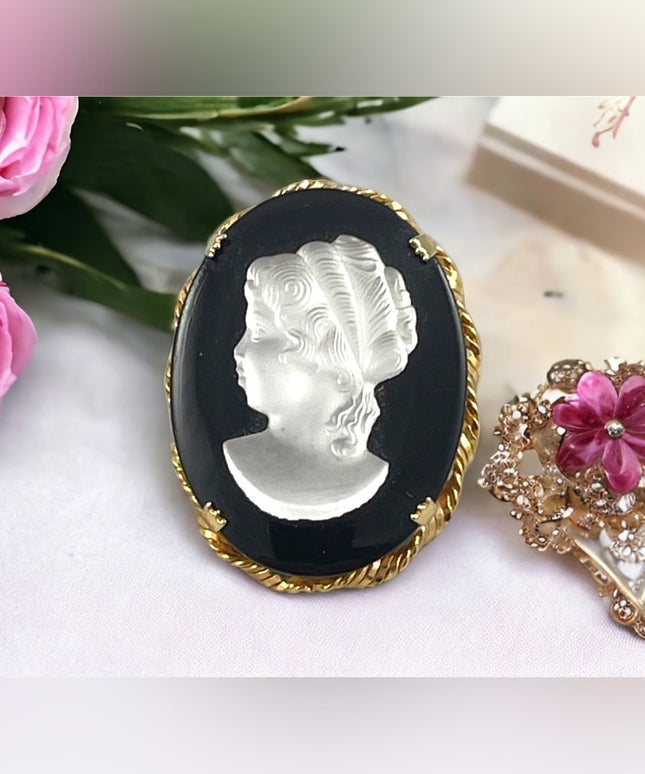 Vintage CZECH glass cameo brooch beautiful’ black silhouette