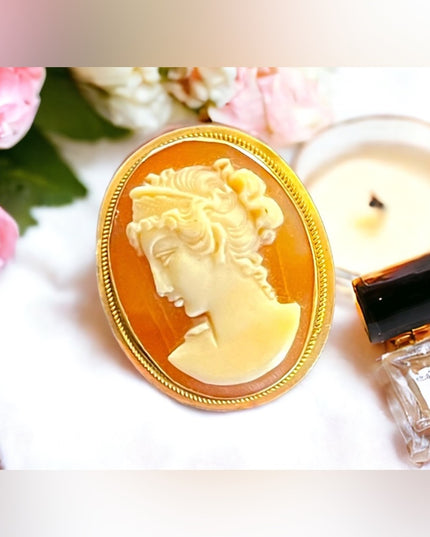 Vintage 14k Gold shell Cameo necklace Pendant Lady brooch